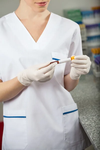 Pesquisador Analisando Amostra Em Laboratório — Fotografia de Stock