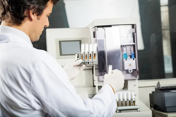 Técnico que executa a análise da urina no laboratório — Fotografia de Stock