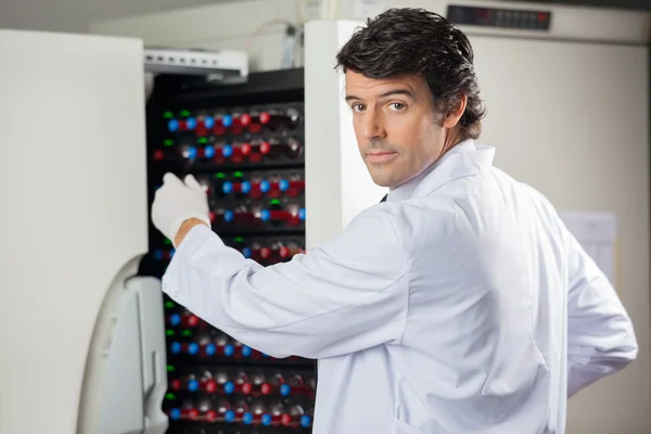 Pesquisador Colocando Garrafas no Instrumento de Cultura de Sangue — Fotografia de Stock