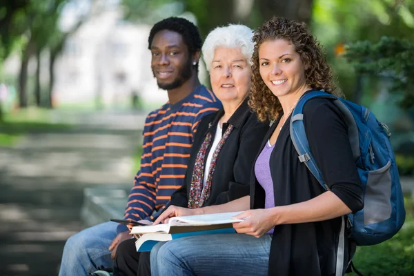 Säker universitetsstuderande som sitter på campus — Stockfoto