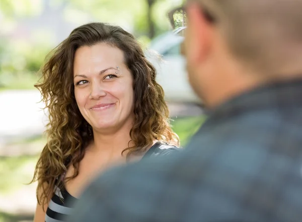 Estudiante universitaria mirando a un amigo varón — Foto de Stock