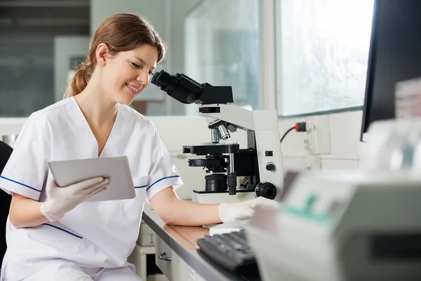 Forskare håller digital tablet i laboratorium — Stockfoto