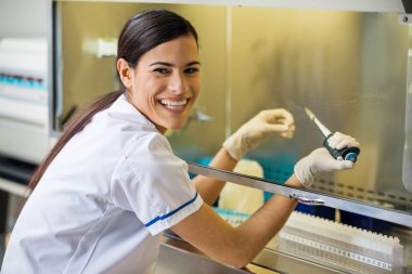 kadın araştırmacı laboratuarda deney