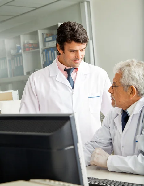 Tecnici che discutono in laboratorio — Foto Stock