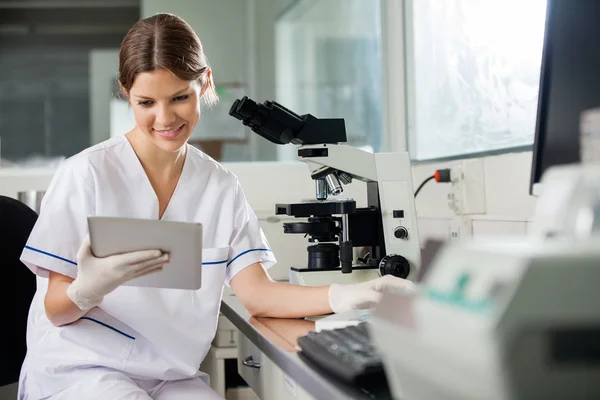 Scienziato che utilizza la tavoletta digitale in laboratorio — Foto Stock