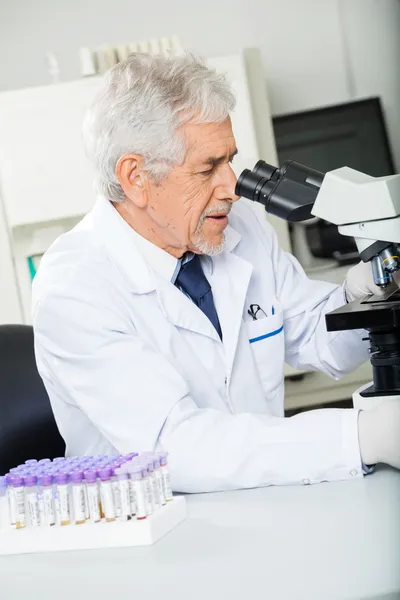 Hälso-och arbetstagare undersöker mikroskopet i lab — Stockfoto