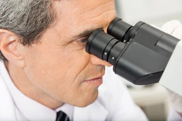 Wetenschapper met microscoop in het lab — Stockfoto