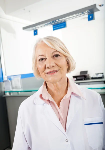 Seniorenforscher lächelt im Krankenhaus — Stockfoto