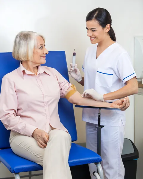 Businesswoman Undergoing Blood Test — Stock Photo, Image