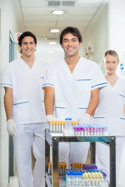 Technici met medische kar in ziekenhuis gang — Stockfoto