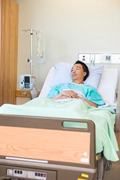 Paciente reflexivo acostado en la cama en el hospital —  Fotos de Stock