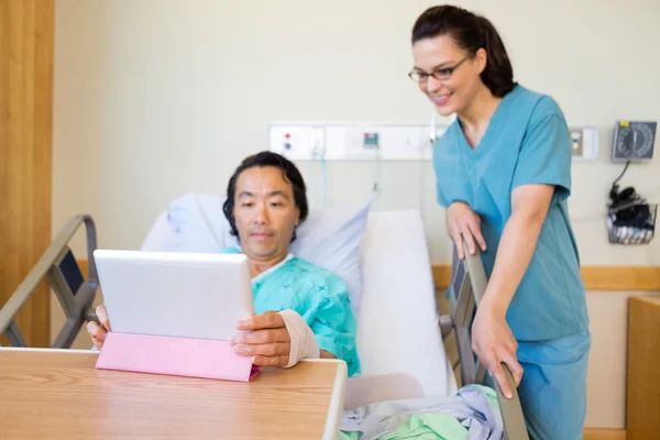 Krankenschwester und Patient schauen auf digitales Tablet — Stockfoto