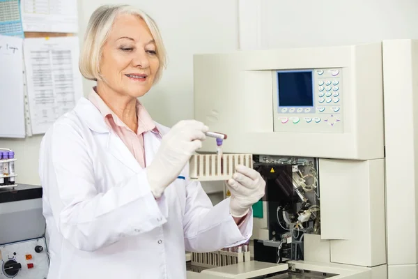 Scienziato che analizza il campione di sangue in laboratorio — Foto Stock