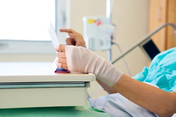 Pacjenta przy użyciu komputera typu tablet podczas relaksu w szpitalu — Zdjęcie stockowe