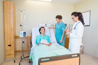 hasta doktor hemşire beklemede iken not yazmak bakıyor