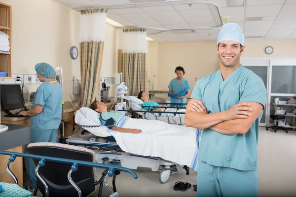 Enfermeira com colegas e paciente no Hospital Ward — Fotografia de Stock