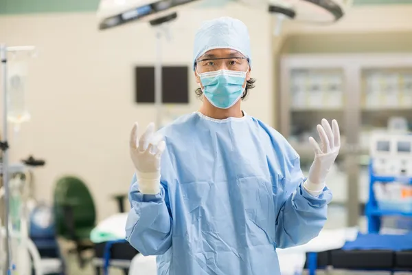 Medico in abito chirurgico in sala operatoria — Foto Stock