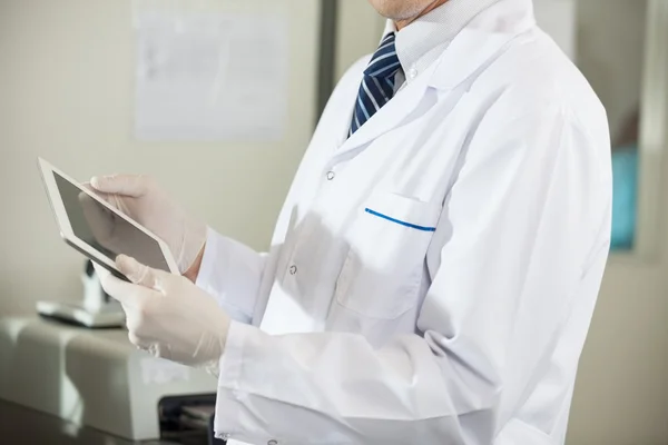 Cientista usando tablet digital em laboratório — Fotografia de Stock