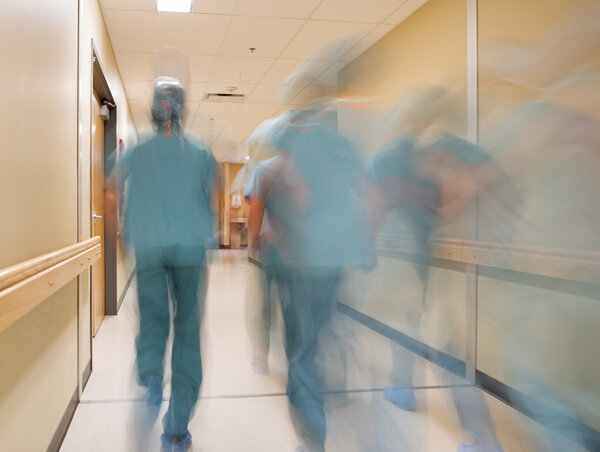 Médicos y enfermeras de movimiento borroso — Foto de Stock