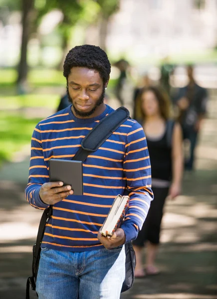 Student met behulp van digitale tablet op de campus — Stockfoto