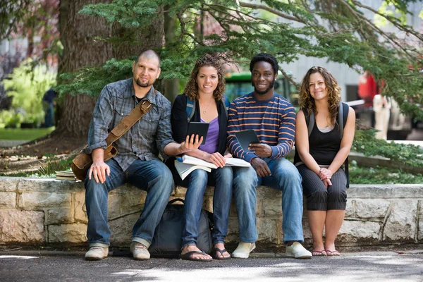 Portrait d'étudiants assis sur le campus — Photo