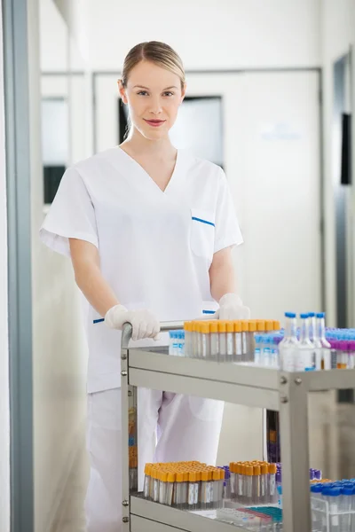 Technicus medische kar duwen in ziekenhuis gang — Stockfoto