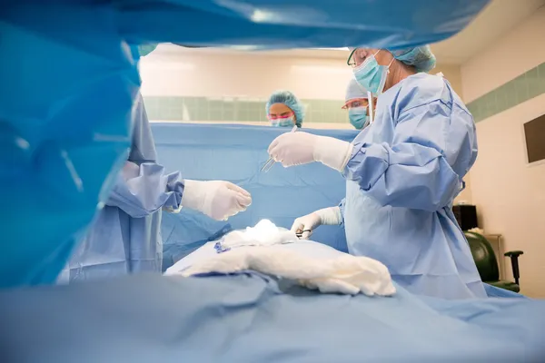 Cerrahlar ameliyat ekibi — Stok fotoğraf