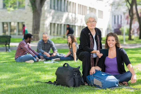 Profesör ile kendine güvenen kız öğrenci — Stok fotoğraf