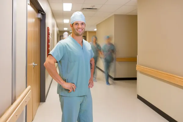 Cirujano con equipo caminando en el corredor del hospital — Foto de Stock