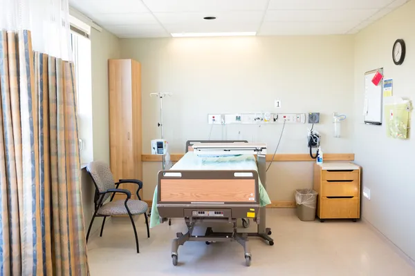 Krankenzimmer mit Bett und Stuhl — Stockfoto