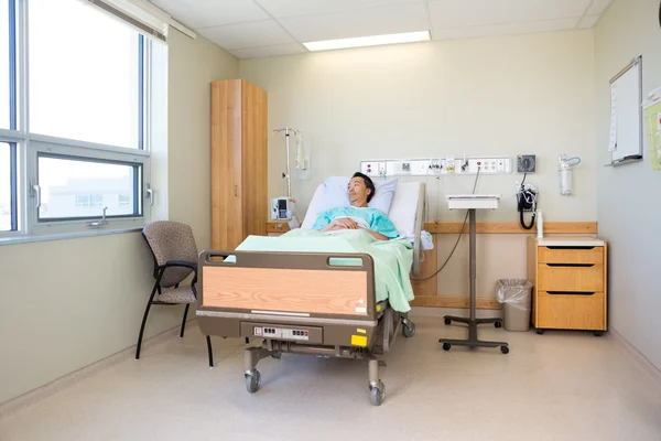Пациент лежит на кровати в больнице — стоковое фото