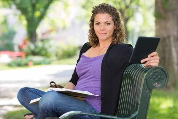 Vacker student sitter på bänken vid campus — Stockfoto