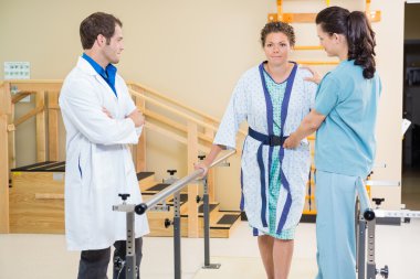 fizyoterapist doktor Bayan hasta walki içinde yardım ile
