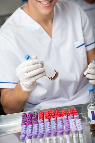 Investigador analizando muestras en laboratorio — Foto de Stock