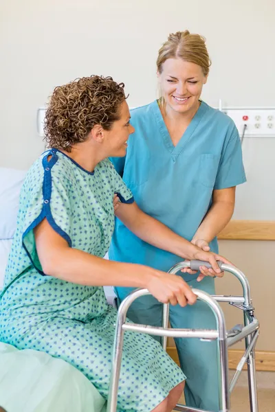 Krankenschwester hilft Patientin mit Rollator im Krankenhaus — Stockfoto