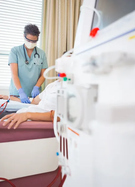 Enfermera dando tratamiento de diálisis renal al paciente — Foto de Stock