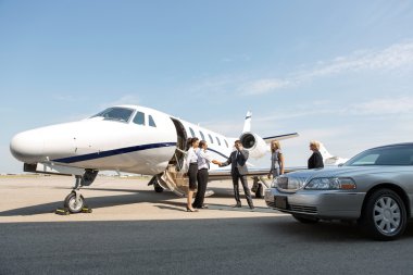 Kurumsal insanlar terminalde tebrik airhostess ve pilot