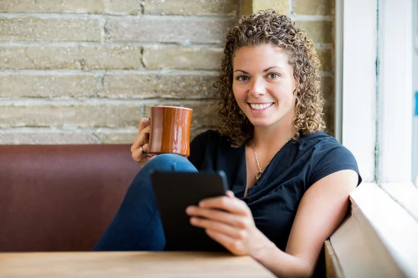 Mulher usando tablet digital no café — Fotografia de Stock