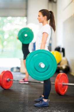 kadın atlet spor salonunda halter kaldırma