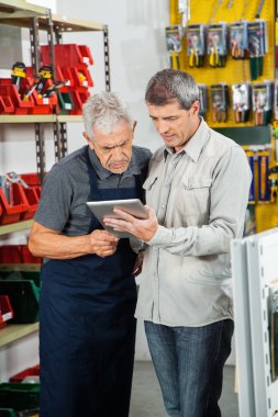 Dijital tablet kullanarak müşteri ile satış elemanı