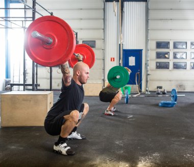 erkek sporcular fitness kutusu çapraz