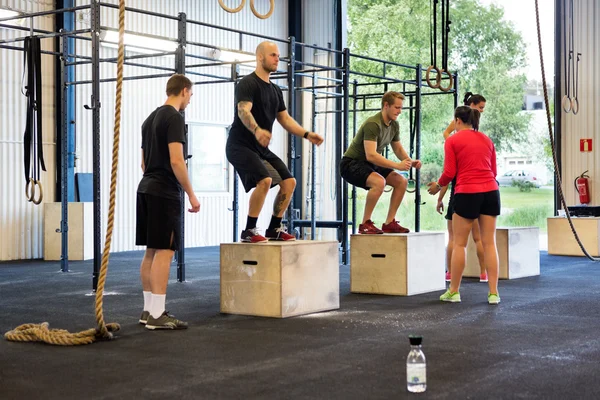 Atletas haciendo ejercicio en el gimnasio — Foto de Stock