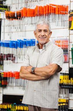 silah ile kendinden emin müşteri donanım Dükkanı çarpı işareti.