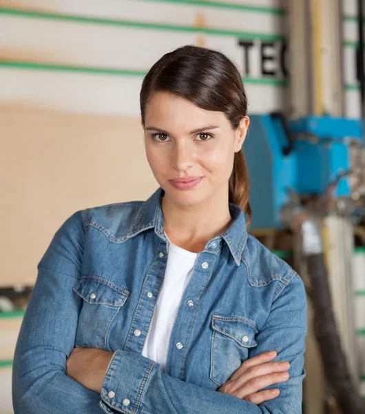 Vertrouwen vrouwelijke timmerman staande wapens gekruist — Stockfoto