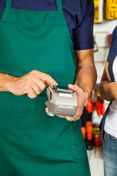 Worker Accepting Payment Through Smartphone — Stock Photo, Image