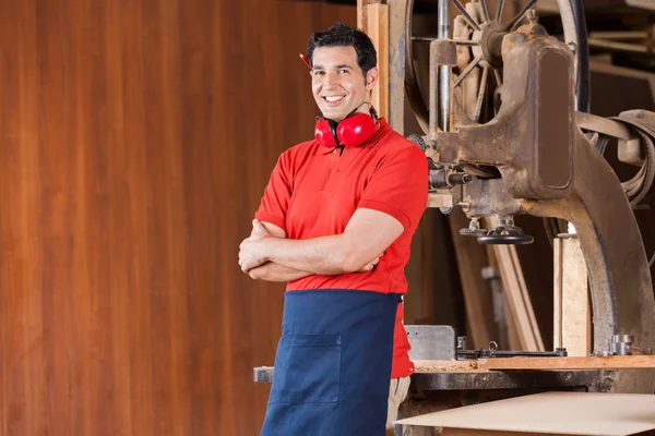 Confident Carpenter With Arms Crossed In Workshop — Stock Photo, Image