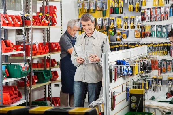 Kunden att välja lödkolv i butik — Stockfoto