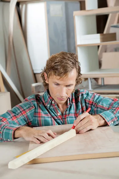 Carpenter označení na dřevo s tužkou — Stock fotografie