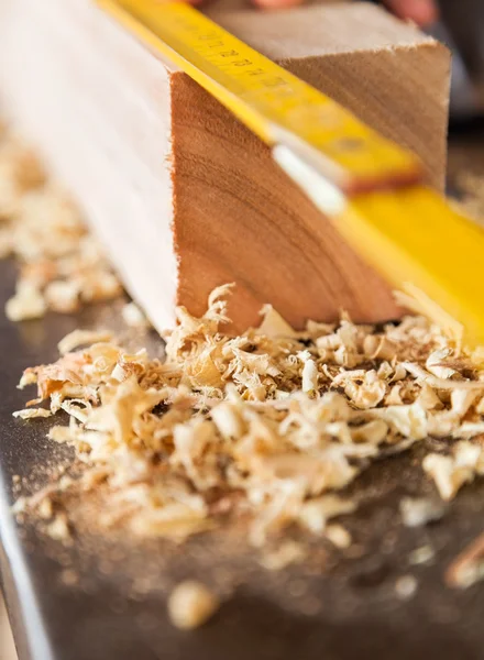 Closeup Of Plank And Scale In Workshop — Stock Photo, Image