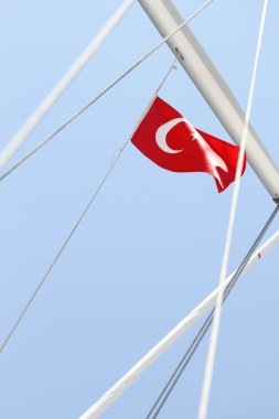 gökyüzüne karşı birçok gemi direkleri